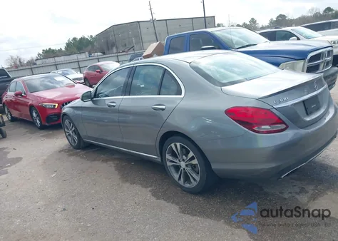 2016 Mercedes-Benz C 300 z USA, uszkodzony, nr VIN 55SWF4JB2GU123907